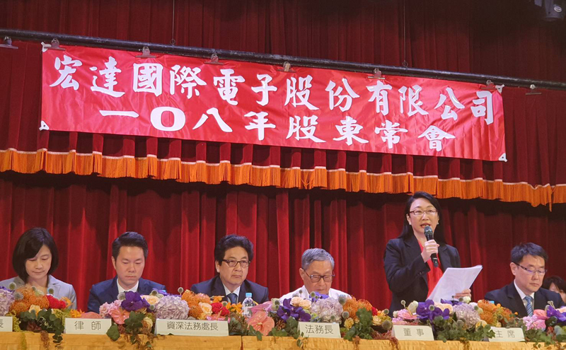 宏達電董事長王雪紅（右二）主持股東會   圖：中央社