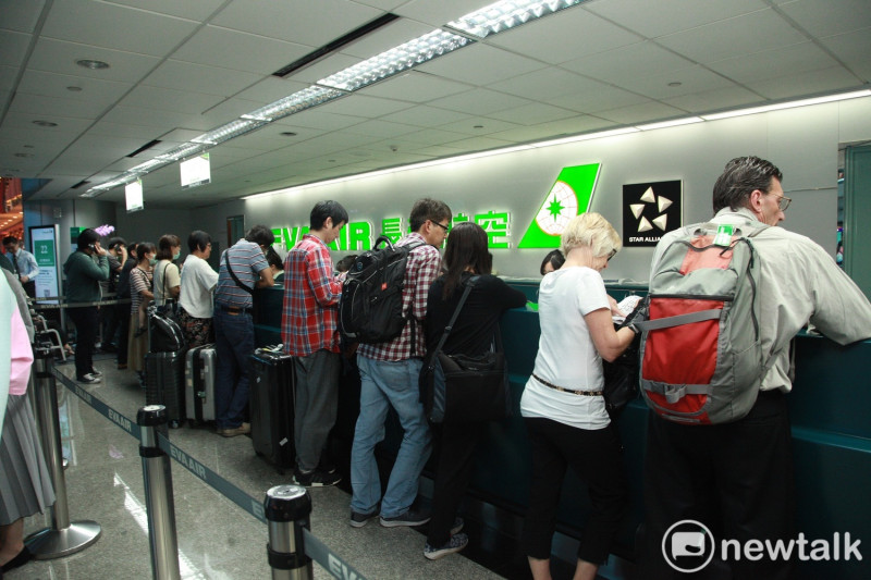 受香港機場集會影響，長榮航空下午宣布5時14分取消今明兩天台港航班共14航班。   圖：林昀真/攝