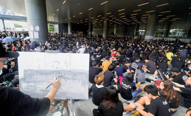 由香港大學界和網民發起反送中行動升級，上千名人士聚集在立法會外靜坐抗議。   圖：翻攝自社會民主連線臉書