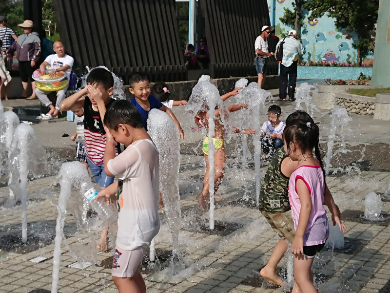 大安海濱樂園的噴水池是小朋友的最愛。   台中市觀旅局/提供