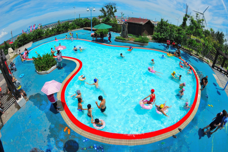 大安濱海樂園的游泳池22日起免費開放。   台中市觀旅局/提供