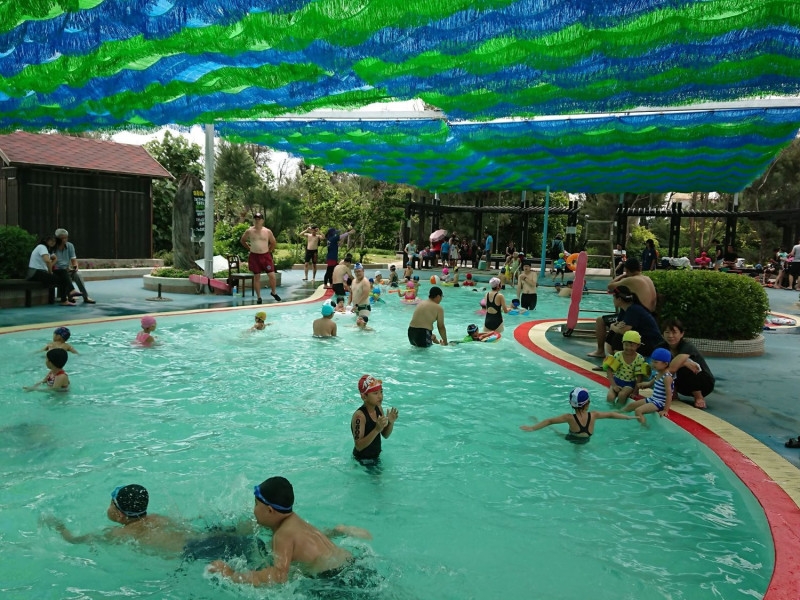 大安濱海樂園的游泳池22日起免費開放。   台中市觀旅局/提供
