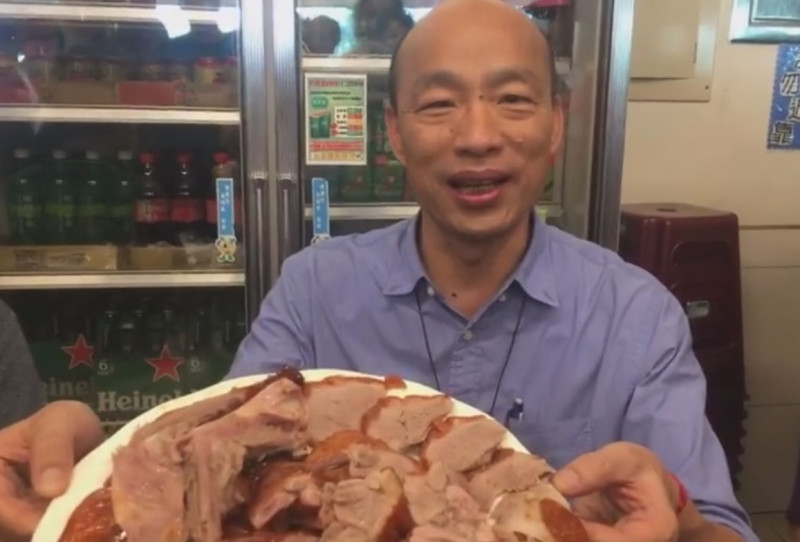 韓國瑜昨日連開六場直播，其中一場是他到高雄仁武最有名的烤鴨店，品嚐鴨肉。   圖：翻攝自韓國瑜臉書