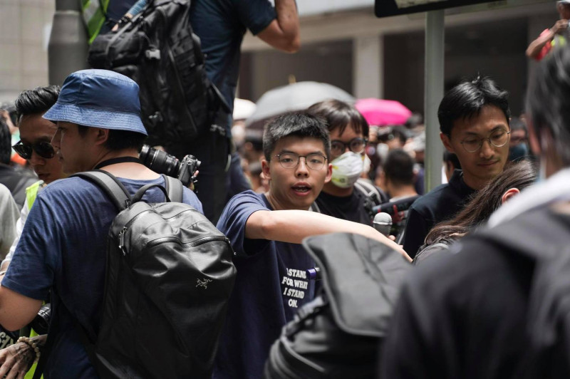 香港眾志秘書長黃之鋒在香港灣仔警察總部，表示需要出來與市民談判的，並不是什麼談判專家，而是盧偉聰本人！   圖：翻攝黃之鋒 Joshua Wong臉書