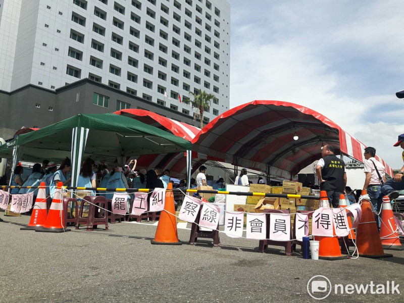 空服員工會於昨日下午16時正式啟動罷工，今日在南崁長榮總部拉起封鎖線。   圖：林昀真/攝