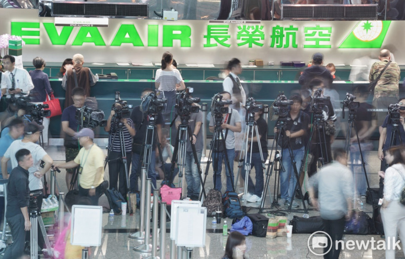 記者大陣仗的在桃園機場守候，捕捉新聞畫面。   圖：張良一/攝