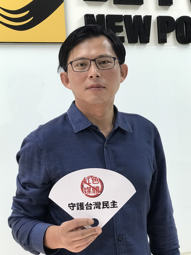 熱騰騰的貼紙與簡便扇子，黃國昌說「623不是替時力抬轎！這是跨越黨派、有意義的公民運動」」。   圖：朱蒲青／攝