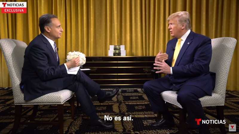 美國總統川普(右)接受美國西語電視台訪問時，極力討好西班牙裔選民，在節目中高喊「我愛移民」。   圖：翻攝Youtube