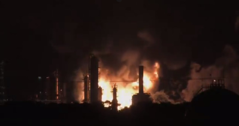 費城一座煉油廠今天發生大火，濃煙直竄數英里外都可見到火光。   圖/翻攝自Christine Mattson推特