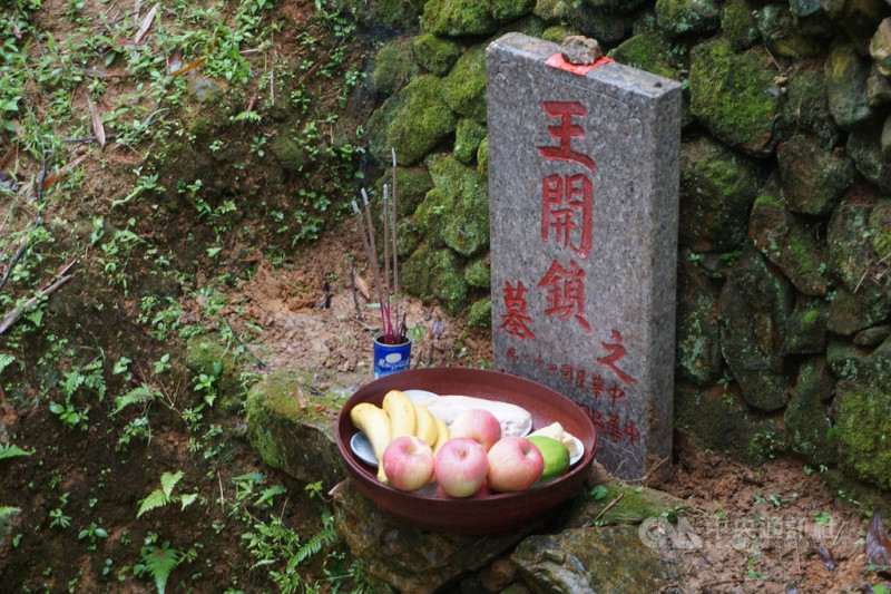 在台灣有關單位協助下，烈士王開鎖之子王瑞珍最近完成為父親立墓碑心願，墓碑上寫著「中華民國四十一年」，這是王瑞珍送給父親百年冥誕獻禮。   圖/中央社