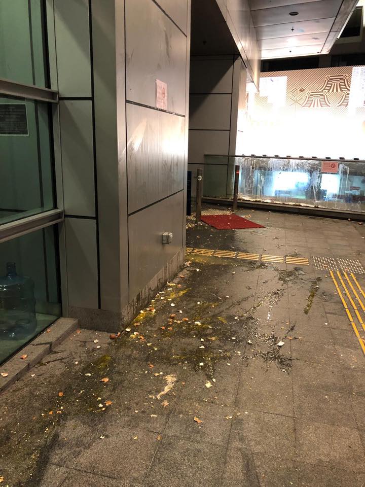 蛋洗的痕跡在照片上清晰可見。   圖：翻攝自香港警察臉書粉絲頁