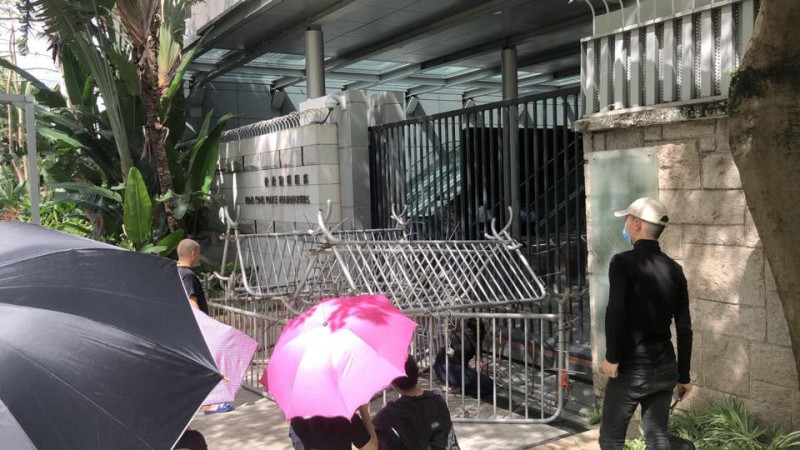 香港警方在公家機關前設置的障礙物。   圖：翻攝自香港警察臉書粉絲頁