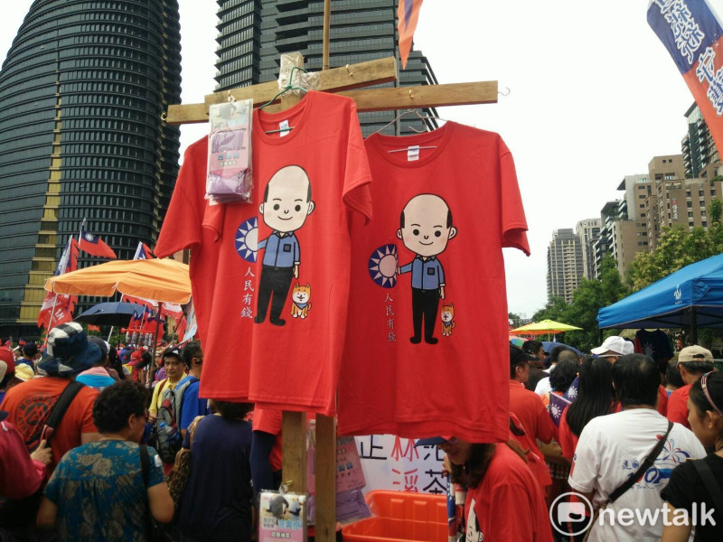 現場也有攤商販售韓國瑜Ｑ版人物插圖T-shirt。   圖：唐復年/攝