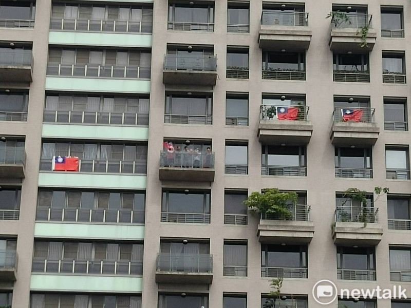 市場對面大樓住戶掛出國旗聲援。   圖：唐復年/攝