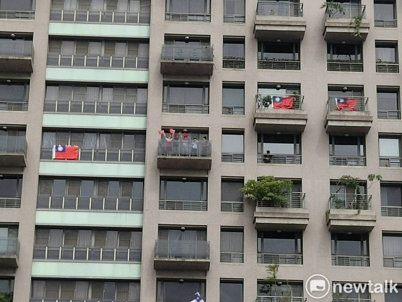 市場對面大樓住戶掛出國旗聲援   圖：唐復年/攝