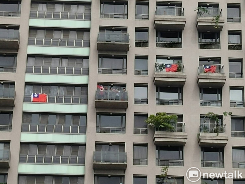 同棟大樓另有三戶掛出國旗。   圖：唐復年/攝