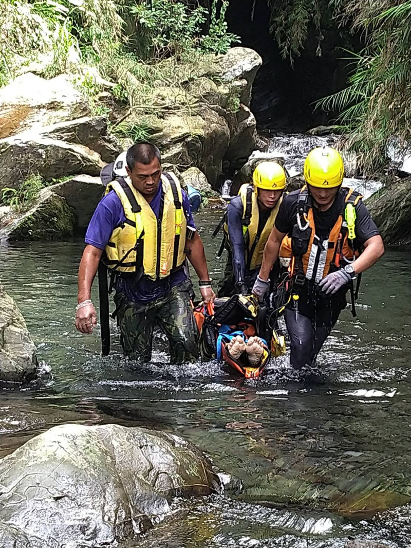 屏東縣霧台鄉神山瀑布22日下午2時許驚傳2名男子溺斃意外。   圖：翻攝自網路
