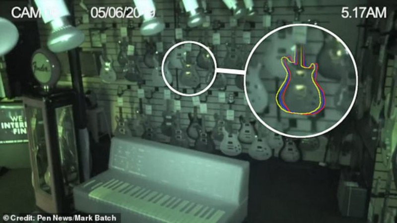 英國布萊頓一間樂器行的監視器，拍下店裡兩把吉他在夜深人靜時，突然自行搖晃。   圖：翻攝自DailyMail