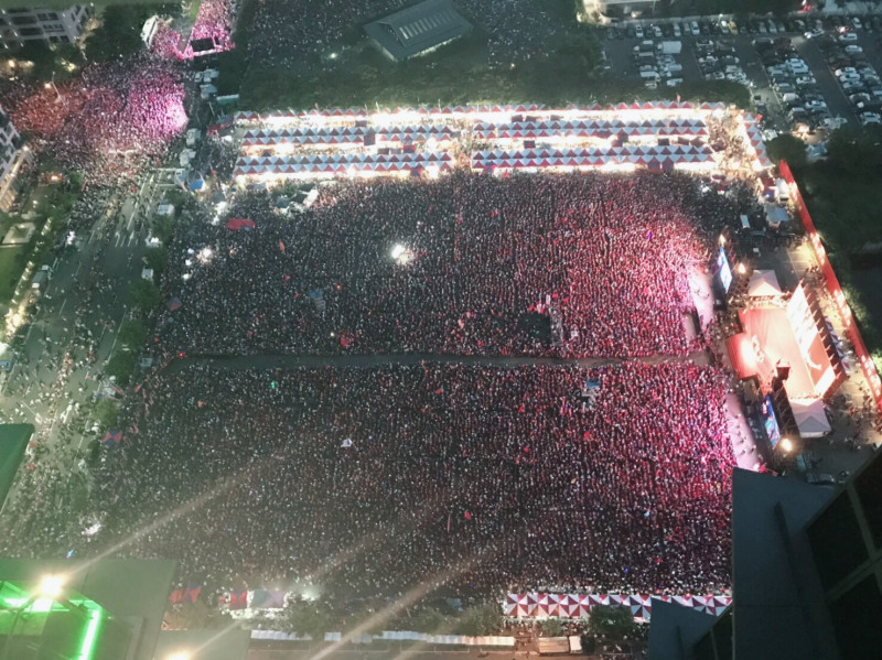 韓國瑜19：35上台談話，現場宣布達20萬人。   圖：台中住戶/提供
