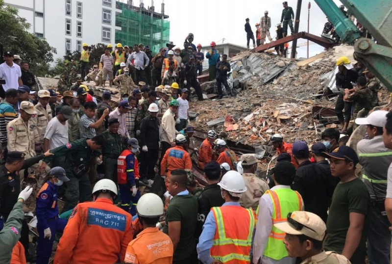 柬埔寨施工中大樓倒塌，造成至少23人受傷，許多工人仍失蹤，恐怕受困在瓦礫堆中。   圖/翻攝自Mech Dara推特