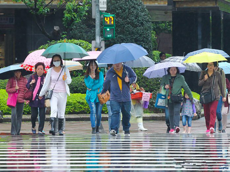 今日臺灣中部以北地區有陣雨或雷雨，東北部、南部地區及澎湖、金門、馬祖也有短暫陣雨或雷雨。   圖／NOWnews