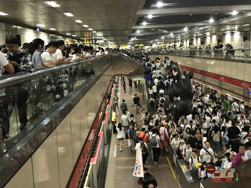 臺大醫院捷運站聚集了大批前往參加「反親中媒體大遊行」的民眾。   圖： 朱蒲青／攝