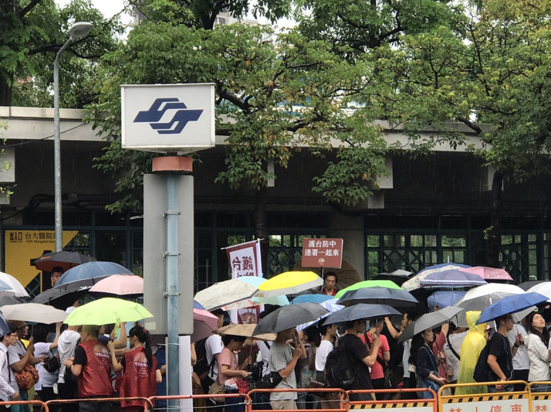 「623反親中媒體大遊行」今日下午2點在凱道登場，空中下起大雨，依舊不阻撓民眾參加活動的熱情。   圖：張良一/攝