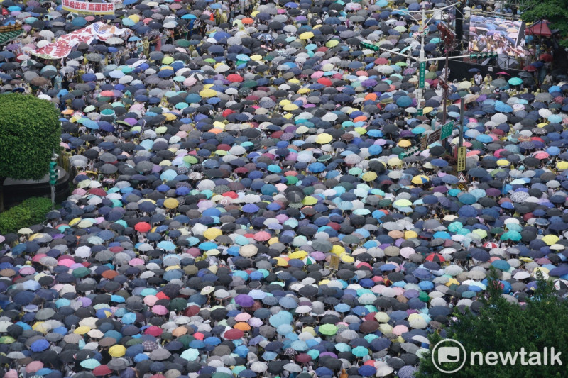 雖然天氣狀況不佳，但參與反紅媒遊行的人數依然眾多，參與者撐著雨傘，畫面相當壯觀。   圖：張良一/攝