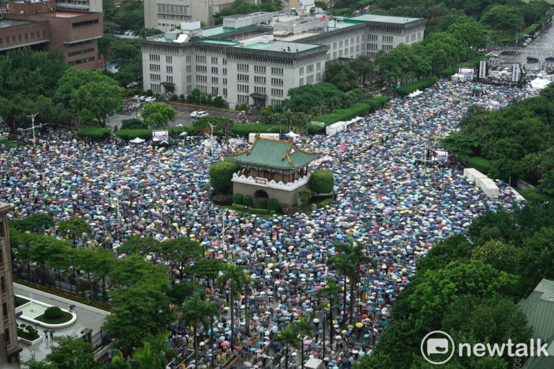 雖然天氣狀況不佳，但參與反紅媒遊行的民眾依舊人山人海，將景福門附近的位置都站滿。   圖：張良一/攝