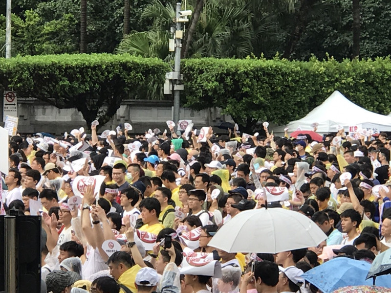 反紅媒遊行參與人數眾多，力求將紅色媒體趕出台灣，力抗中共滲透勢力。   圖：張良一/攝影