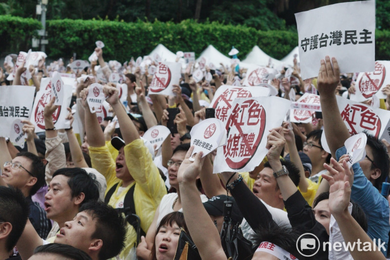反紅媒遊行，群眾高舉「守護台灣民主」、「拒絕紅色媒體」的字條。   圖：張良一 / 攝