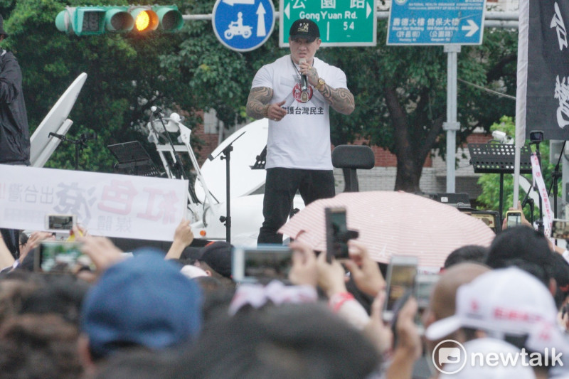 反紅媒遊行發起人網紅館長陳之漢，上台表示誓死捍衛台灣民主。   圖：張良一/拍攝