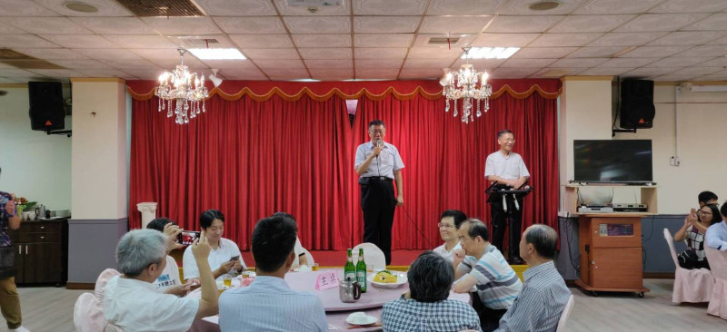 柯P今晚花蓮市造勢餐會，國民黨籍市長魏嘉賢（左三），林有志（左一）全程陪同。   圖：林裕勲提供