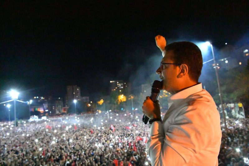 土耳其伊斯坦堡市長重選，由在野黨共和人民黨籍候選人伊瑪莫魯獲勝，他向支持者宣布「贏了」。   圖：翻攝自伊瑪莫魯推特