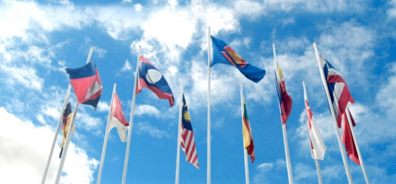 東南亞經濟蓬勃發展，基礎建設需求殷切。中日兩國在當地的競爭，目前是日方獲勝。   圖：東南亞國協10國國旗，取自Twitter