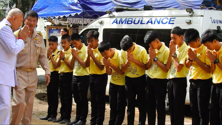 泰國野豬少年足球隊獲救滿周年，大難不死的少年們24日現身清萊府睡美人洞相關活動，全力相挺。   圖：翻攝自泰國prachachat.net