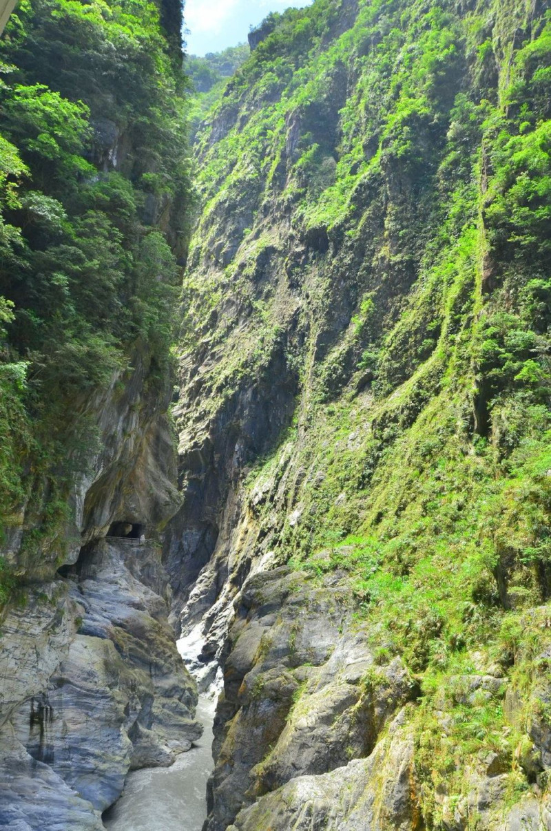 立霧溪切出陡峭、高而深的峽谷，走新的水景步道能下到水旁，感受立霧溪的震撼力。   圖：太管處官網／提供
