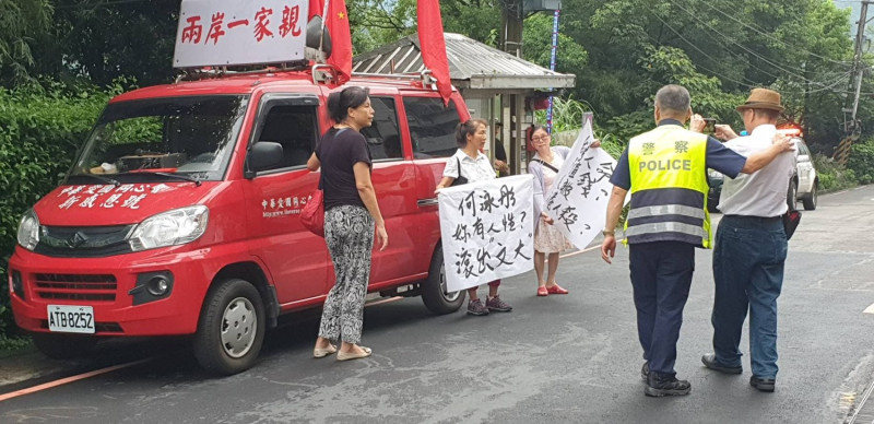 愛國同心會昨赴文化大學抗議在台港生「反送中」。   圖：翻攝臉書