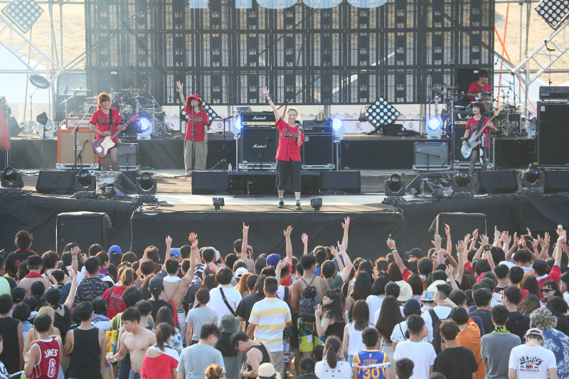 2018貢寮國際海洋音樂祭廣場，台下觀眾在歌手帶領下高舉雙手歡呼。   圖：新北市觀光局／提供