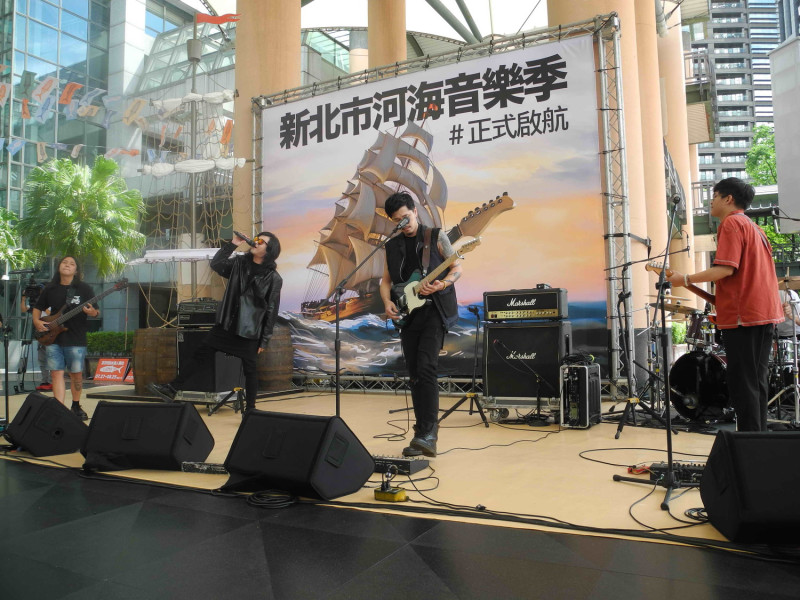 貢寮海祭出身的「麋先生」樂團，在「2019新北市河海音樂季」記者會演出。   圖：王峻昌/攝 