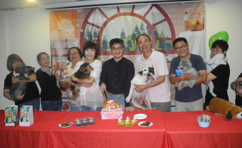 新北市動保處在「帶狗上班日」舉辦愛狗貓派對，農業局長李玟與寵物主人們一起為寵物切蛋糕。   圖：王峻昌/攝