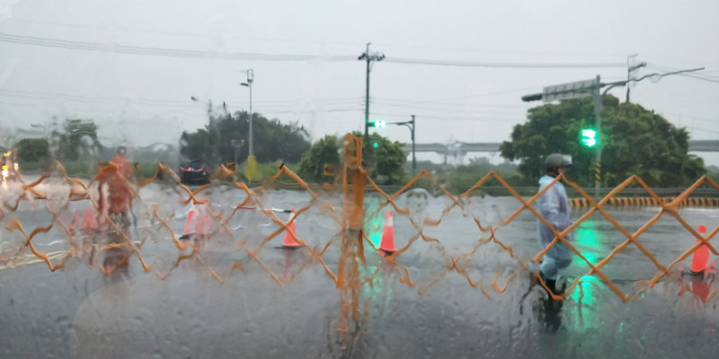 新北市政府表示，因豪大雨造成，二重疏洪道 （疏洪一路四至六區段北上南下）及六號越堤道漫淹積水，新北市政府已派員進行路段管制。   圖：新北市政府/提供