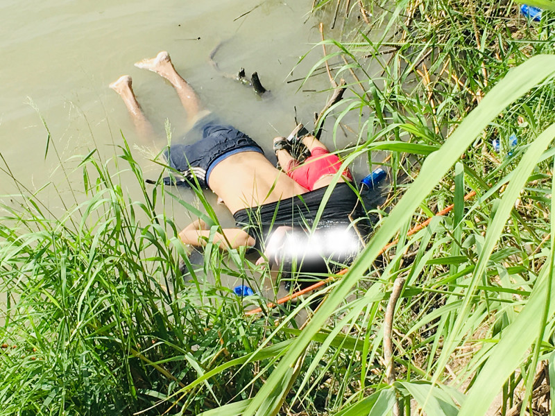 薩爾瓦多男子為了偷渡到美國，抱著他23個月大的女兒渡河，卻雙雙溺斃在墨西哥馬塔莫羅斯河岸上，照片令人心碎。   圖：達志影像/美聯社