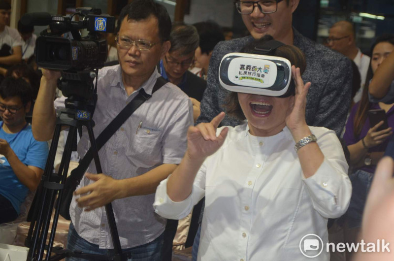 黃敏惠頭戴GoPro VR實境裝置，體驗不同的科技旅行。   圖：蔡坤龍/攝