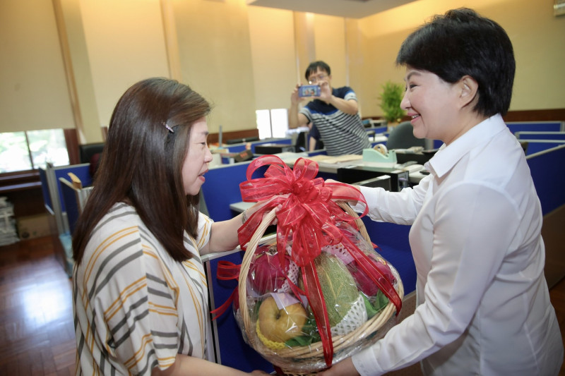 台中市長盧秀燕送一籃水果到蘇貞昌辦公室。   台中市政府/提供
