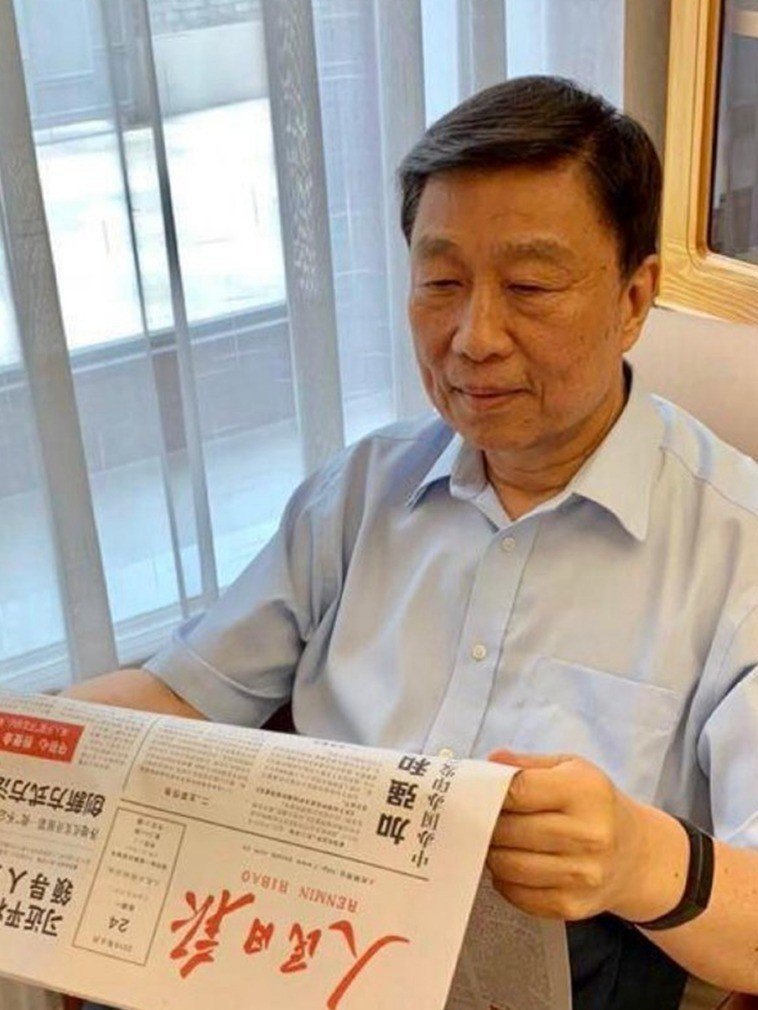 日前，中國網民盛傳前中國國家副主席李源潮「被自殺」離世，但立刻就傳出「李源潮在看6/24人民日報」的照片。   圖／翻攝網路