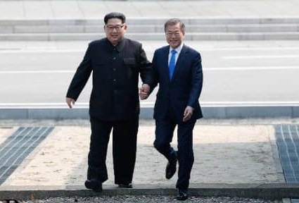 朝鮮最高領導人金正恩（左）與韓國總統文在寅2018年4月世紀會面，才隔1年，韓朝情誼以乎生變。   圖：翻攝自青瓦台臉書