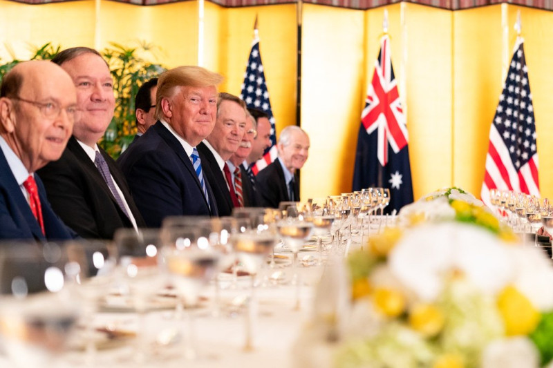 美國總統川普（左三）率領商務部長羅斯（左起）、國務卿蓬佩奧等人參加G20峰會，也將進行貿易談判。   圖：翻攝自美國白宮推特