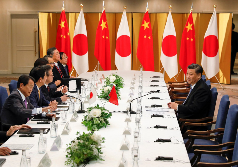 G20峰會期間，日本首相安倍晉三與中國領導人習近平展開安習會，但當日本官員全員列席就位時，中國方卻只有習近平「一人當關」。   圖：路透社/達志影像