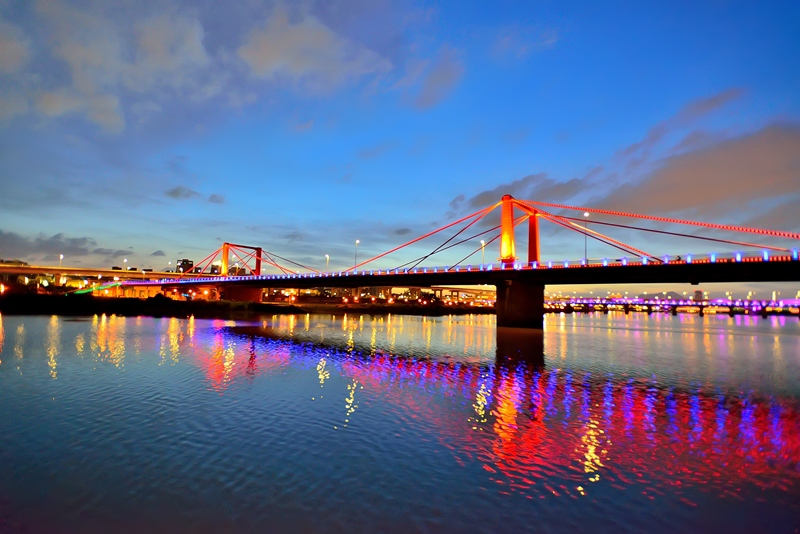 從河面上看橋樑夜景   圖：新北市政府／提供